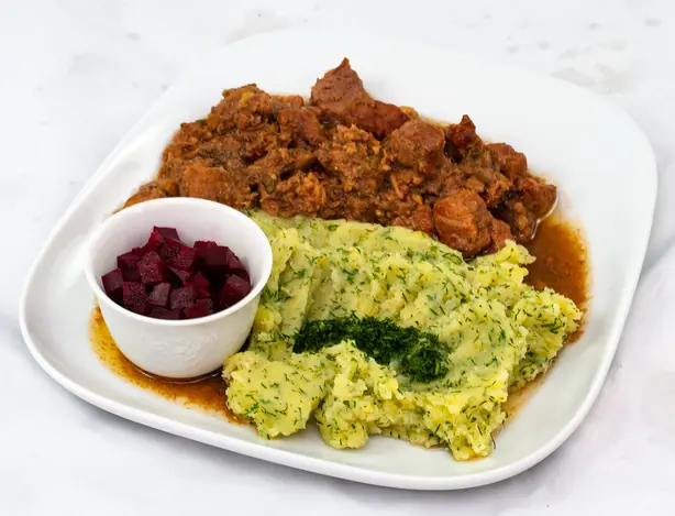 Foto von Karjalanpaisti - Der herzhafte karelische Fleischeintopf – fertig angerichtet