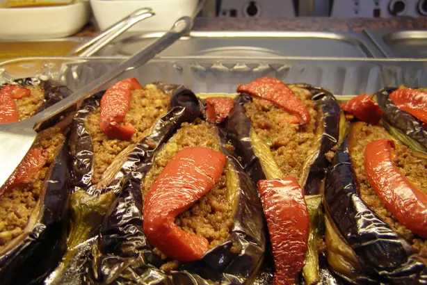 Foto von Karnıyarık - Gefüllte Auberginen nach türkischer Art – fertig angerichtet