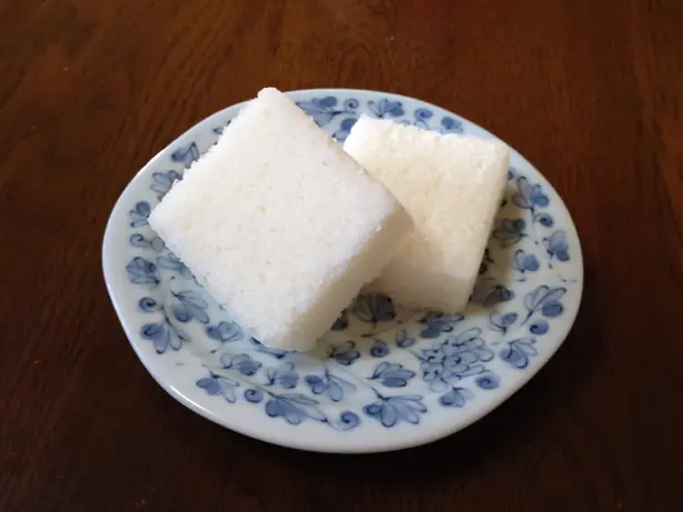 Foto von Karukan - Luftiger japanischer Reiskuchen aus Kagoshima – fertig angerichtet