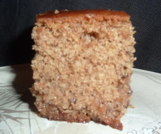 Foto von Karydopita – Saftiger griechischer Walnusskuchen mit Sirup – fertig angerichtet