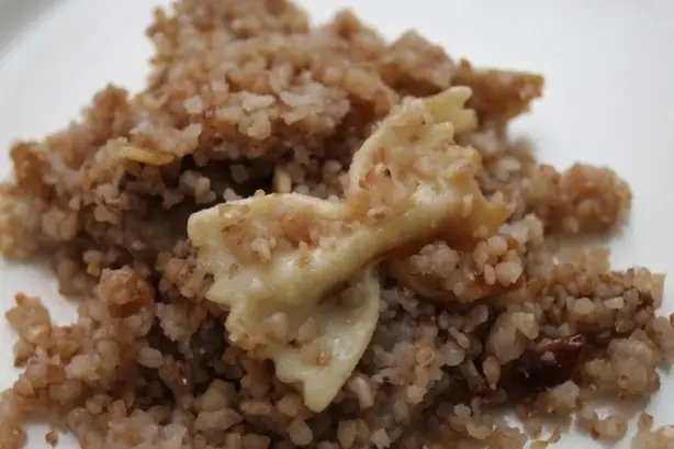 Foto von Kasha Varnishkes – Der jüdisch-amerikanische Soul-Food Klassiker – fertig angerichtet