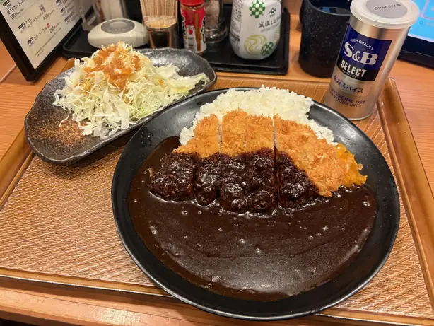 Foto von Katsu Curry - Der japanische Soulfood-Klassiker mit knusprigem Schnitzel – fertig angerichtet