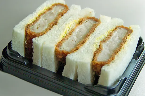 Foto von Katsu Sando – Das legendäre japanische Schnitzel-Sandwich – fertig angerichtet