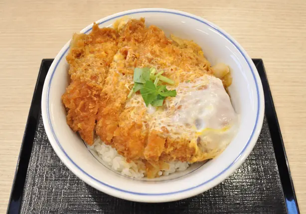 Foto von Katsudon - Der japanische Seelentröster mit knusprigem Schnitzel & Ei – fertig angerichtet