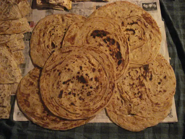 Foto von Kattama - Zentralasiatisches Schichtbrot mit knusprigen Zwiebeln – fertig angerichtet