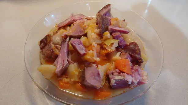 Foto von Kawlata - Der herzhafte maltesische Winter-Eintopf mit Schweinefleisch – fertig angerichtet