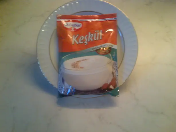 Foto von Keşkül – Cremiger Osmanischer Mandel-Pudding – fertig angerichtet