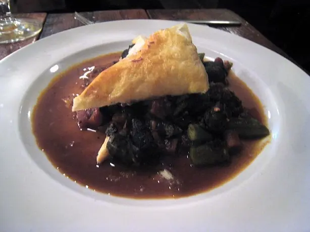 Foto von Kedjenou - Ivorisches Schüttelhuhn im Tontopf – fertig angerichtet