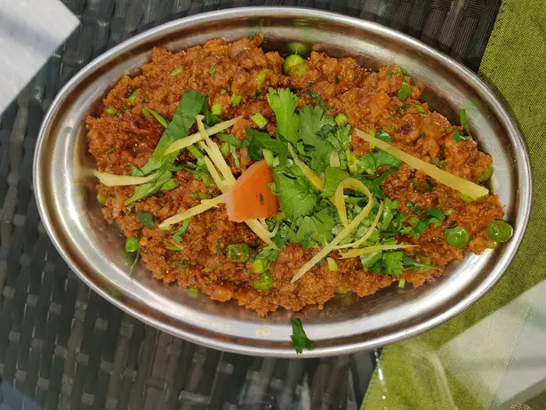 Foto von Keema Matar - Indisches Hackfleisch-Curry mit Erbsen – fertig angerichtet