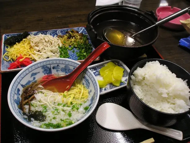 Foto von Keihan - Japanischer Hühnerreis mit heißer Brühe nach Amami-Art – fertig angerichtet