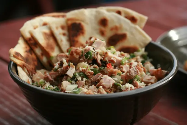 Foto von Kelaguen Mannok – Der tropische Hähnchen-Salat aus Guam mit Kokos & Limette – fertig angerichtet