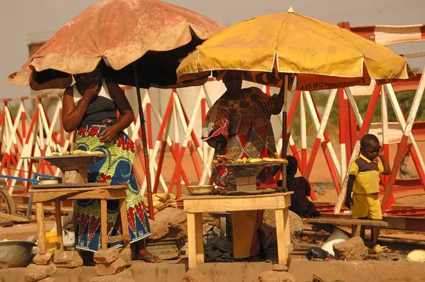 Foto von Kelewele - Würzig frittierte ghanaische Kochbananen – fertig angerichtet