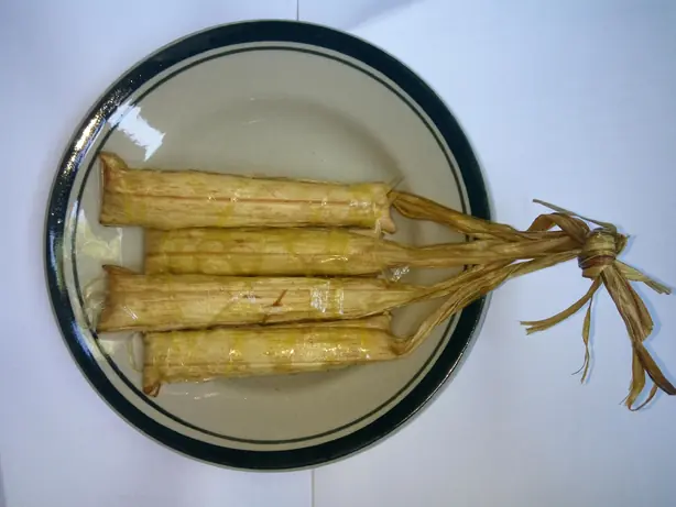 Foto von Kelupis – Traditionelle Klebreis-Rollen aus Brunei & Borneo – fertig angerichtet