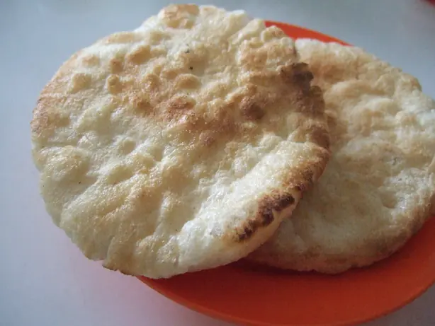 Foto von Kemplang Panggang – Traditionelle indonesische Fisch-Cracker vom Grill – fertig angerichtet