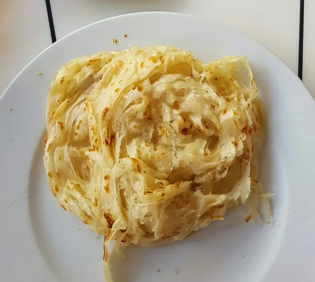 Foto von Kerala Porotta - Das legendäre Schicht-Fladenbrot aus Südindien – fertig angerichtet