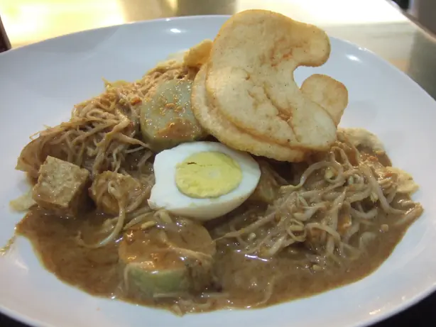 Foto von Ketoprak - Der indonesische Streetfood-Klassiker mit Tofu & Erdnusssauce – fertig angerichtet
