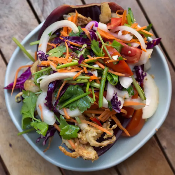 Foto von Khai Yat Sai (Gefülltes Thai-Omelett) – fertig angerichtet