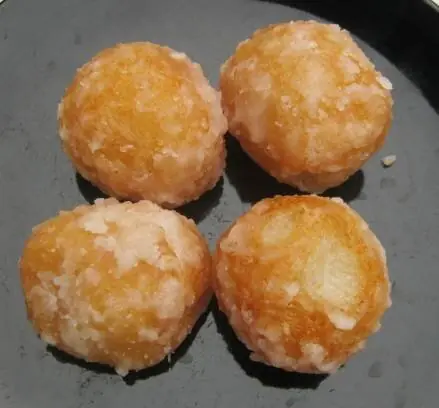 Foto von Khanom Khai Hong – Thailändische 'Schwaneneier' mit Mungbohnenfüllung – fertig angerichtet