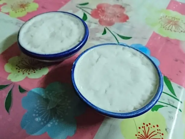 Foto von Khanom Thuai – Zweischichtiger Thai-Kokospudding – fertig angerichtet