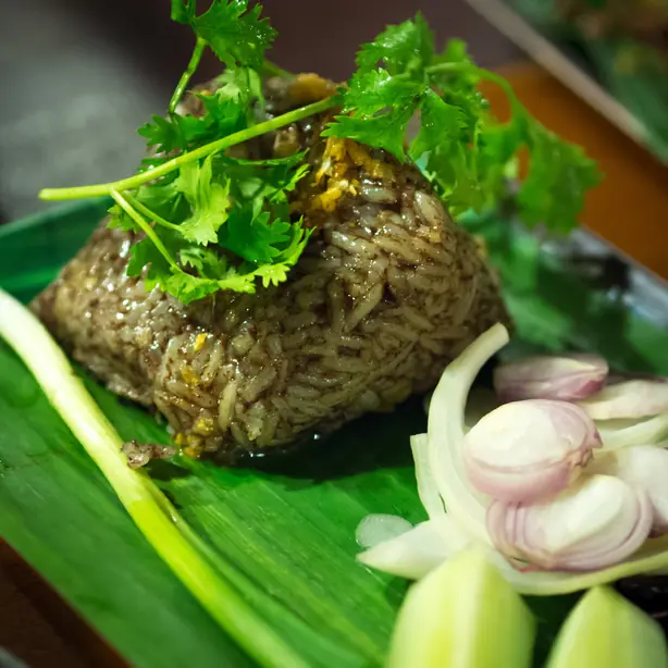 Foto von Khao Kan Chin – Nordthailändischer gedämpfter Reis mit Schweinefleisch – fertig angerichtet