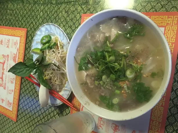 Foto von Khao Piak Sen - Die cremige laotische Reisnudelsuppe – fertig angerichtet