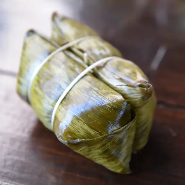 Foto von Khao Tom Mad - Thailändischer Klebreis im Bananenblatt – fertig angerichtet