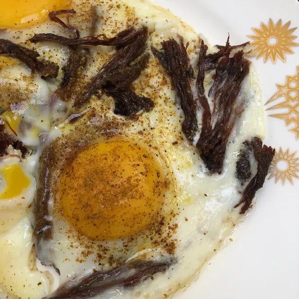 Foto von Khlea - Traditionelles Marokkanisches Konserviertes Fleisch (Confit) – fertig angerichtet