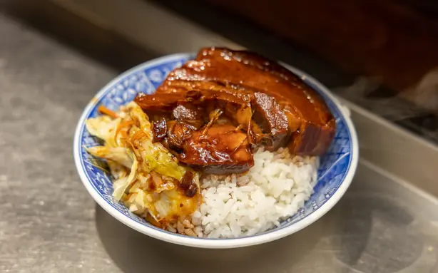 Foto von Khong Bah Png - Taiwanischer geschmorter Schweinebauch auf Reis – fertig angerichtet