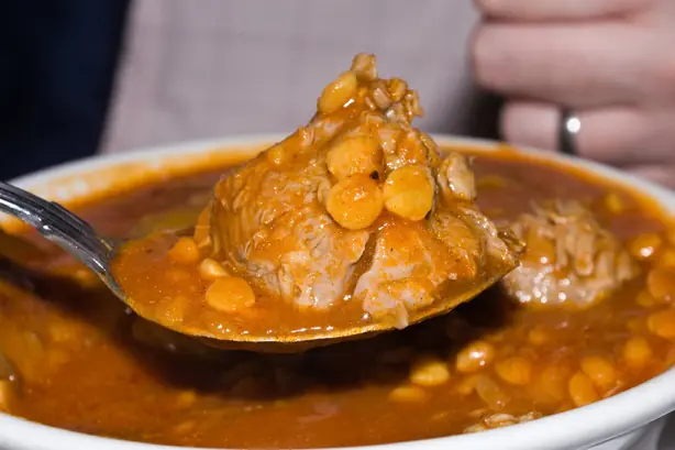 Foto von Khoresh Bademjan - Persischer Auberginen-Eintopf mit Safran und Limetten – fertig angerichtet