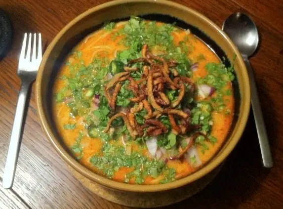 Foto von Khow Suey - Die cremige burmesische Nudelsuppe mit Kokos-Curry – fertig angerichtet