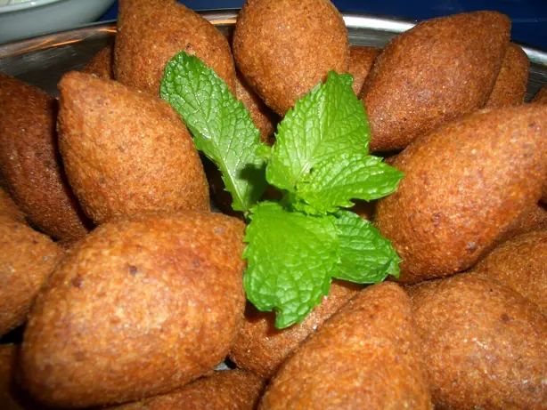 Foto von Kibbeh Raas – Knusprige Bulgur-Hackfleisch-Kroketten aus der Levante – fertig angerichtet