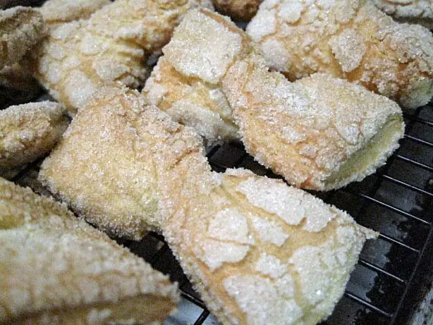 Foto von Kichel (Jüdische Eierplätzchen) - Luftig-krosse Bow-Ties zum Eintunken – fertig angerichtet