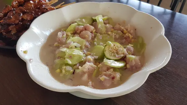 Foto von Kinilaw na Tanigue - Das philippinische Ur-Ceviche mit Kokosessig – fertig angerichtet
