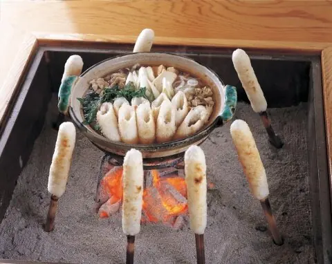 Foto von Kiritanpo - Japanische Reisspieße mit Miso-Glasur aus Akita – fertig angerichtet