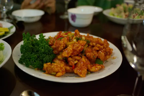 Foto von Kkanpunggi – Knuspriges koreanisch-chinesisches Knoblauch-Hühnchen – fertig angerichtet