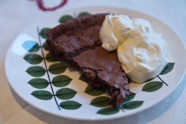 Foto von Kladdkaka - Der klassische schwedische Schokoladenkuchen – fertig angerichtet