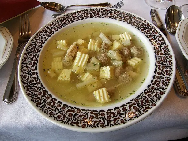 Foto von Klassische Deutsche Hochzeitssuppe - Festliche klare Suppe mit Einlage – fertig angerichtet