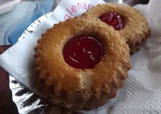 Foto von Klassische Englische Jam Tarts (Marmeladentartelettes) – fertig angerichtet