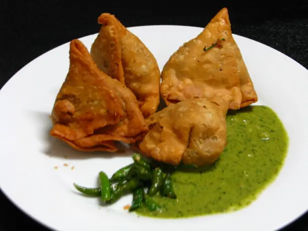 Foto von Klassische Indische Samosas – fertig angerichtet