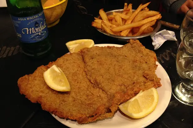 Foto von Klassische Milanesa - Das knusprige Original aus Südamerika – fertig angerichtet