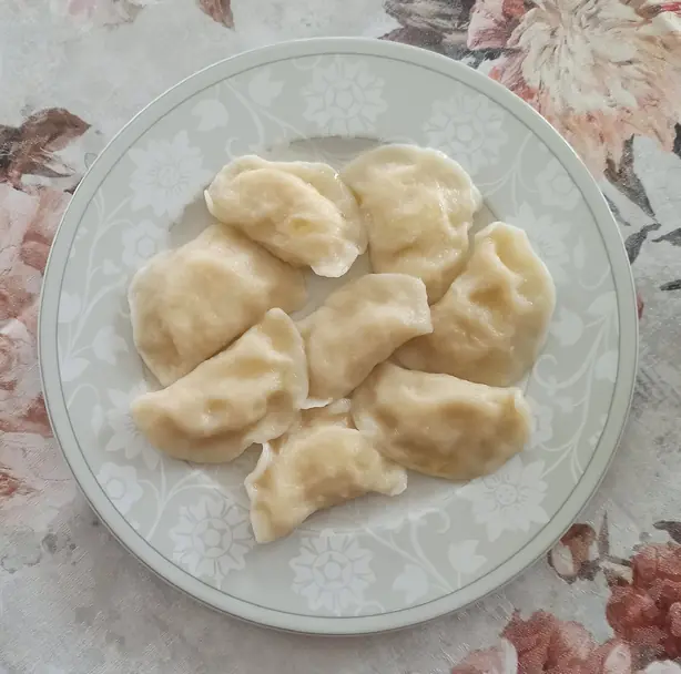 Foto von Klassische Pierogi Ruskie (Polnische Teigtaschen) – fertig angerichtet