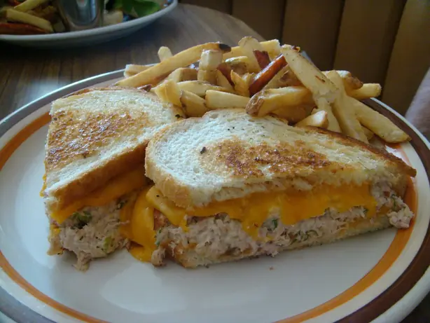 Foto von Klassischer amerikanischer Tuna Melt – fertig angerichtet
