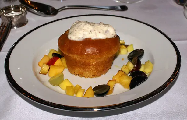 Foto von Klassischer Baba au Rhum (Rum-Baba) – fertig angerichtet
