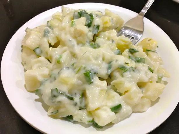Foto von Klassischer Cremiger Kartoffelsalat – fertig angerichtet