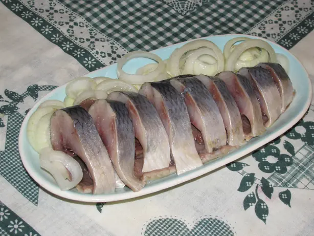 Foto von Klassischer eingelegter Hering (Pickled Herring) – fertig angerichtet