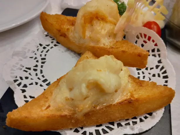 Foto von Klassischer Garnelentoast (Shrimp Toast) – fertig angerichtet