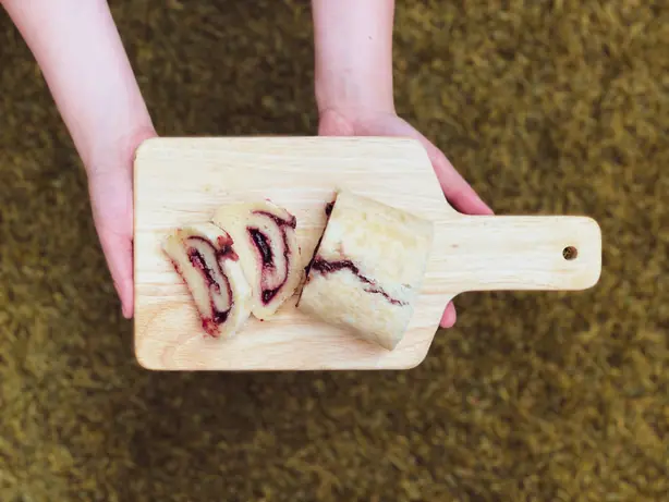 Foto von Klassischer Jam Roly-Poly – Der britische Pudding-Kult – fertig angerichtet