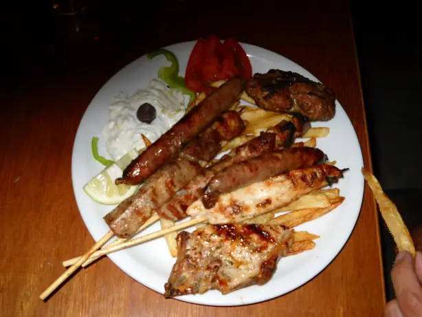 Foto von Klassischer Mixed Grill - Der herzhafte Pub-Klassiker – fertig angerichtet