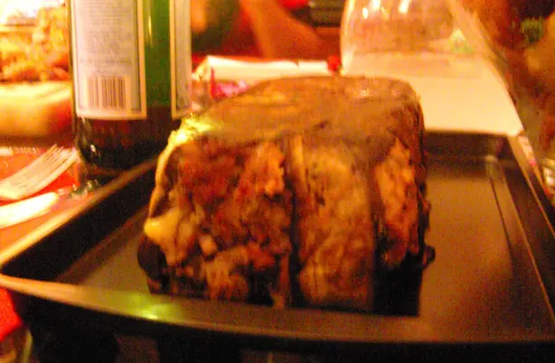 Foto von Klassischer Nussbraten - Die festliche vegetarische Alternative – fertig angerichtet