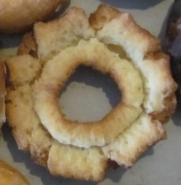 Foto von Klassischer Old-Fashioned Doughnut - Der knusprige Kult-Kringel mit Crème fraîche – fertig angerichtet